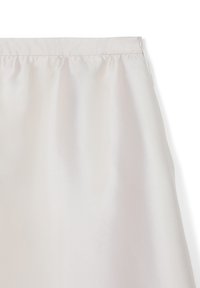 Tissu satin crème présentant une texture lisse et légèrement brillante, taille froncée avec un détail de fermeture éclair discret sur un côté.