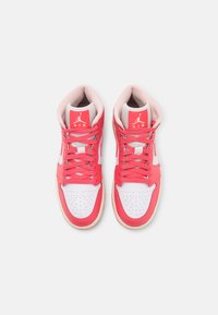 Vysoké tenisky kombinující růžovou kůži a bílou textilii, s perforovanou špičkou, bílou mezipodrážkou a červeným označením na jazyku.