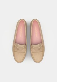 Beige suède loafers med sydd design og rund tå. Rosa innersåler og preget merkenavn inni. Flate såler.