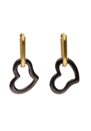 Złote kolczyki koła z czarnymi, asymetrycznymi zawieszkami w kształcie otwartego serca wiszącymi na każdym kółku.
