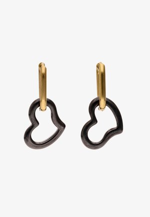 Gouden oorringen met zwarte, asymmetrische hangers in de vorm van een open hart die aan elke ring hangen.