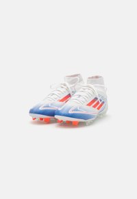 adidas Performance F50 LEAGUE MID FG/MG - Voetbalschoenen voor harde ondergrond - footwear white/lucid blue/solar red