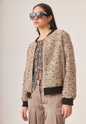 CON BOLSILLOS LATERALES Y CIERRE DE CREMALLERA - Chaquetas bomber - marrón claro