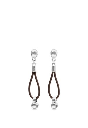 Par de pendientes de plata con tachuela, con un lazo de cuero marrón y detalle de cierre de plata en la parte inferior, sobre un fondo blanco.