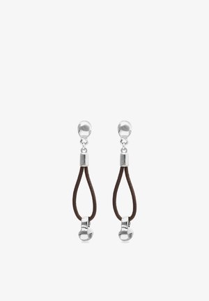 Paire de boucles d'oreilles clous en argent avec boucle en cuir marron et détail de fermoir argenté en bas, sur fond blanc.