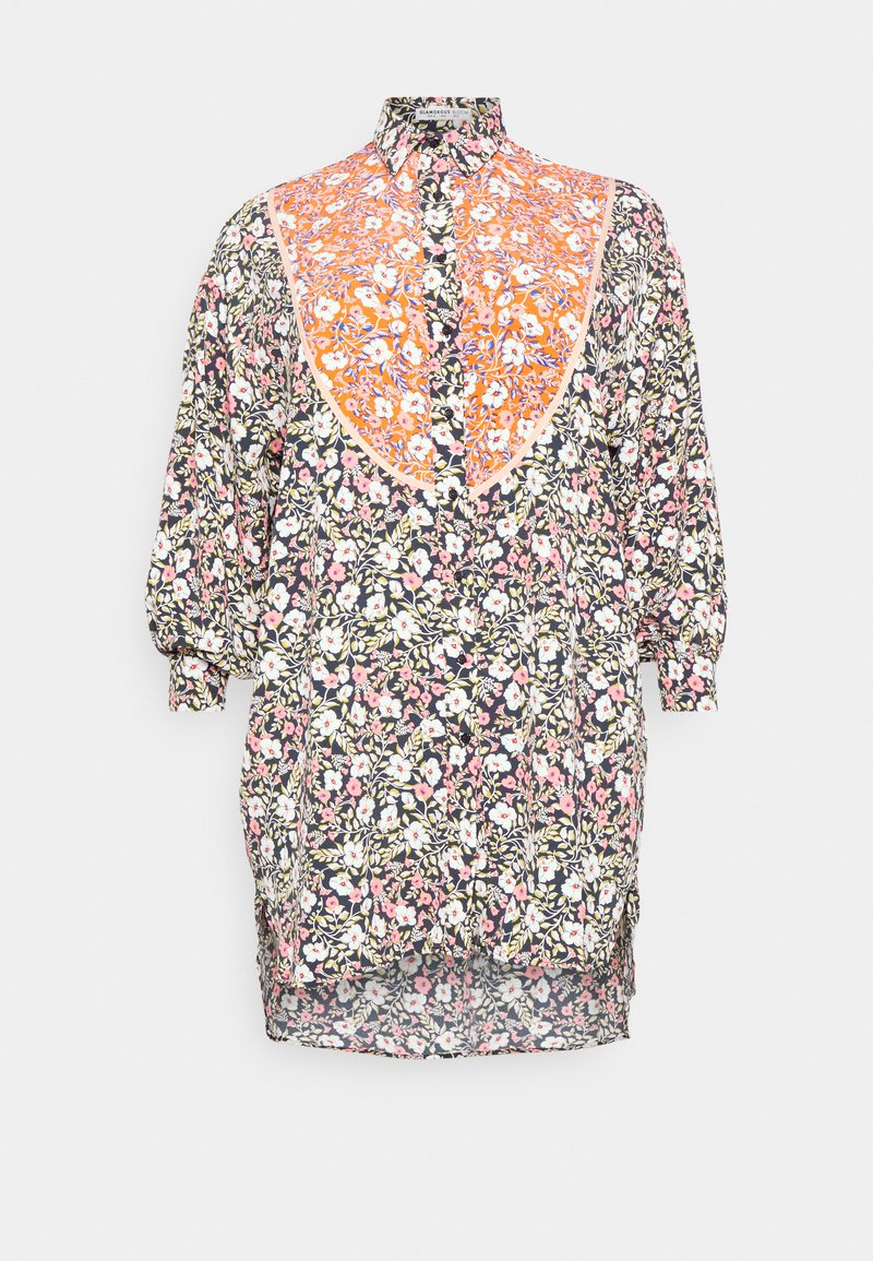 Vestido floral com gola alta, apresentando um decote com padrão laranja, tecido preto com flores rosas e brancas, e mangas longas e bufantes.