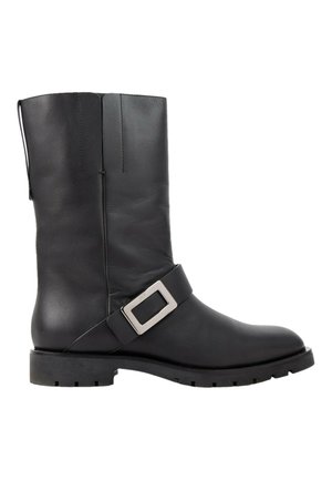 Botte en cuir noir mi-mollet avec un talon bas et une large bride avec une boucle carrée argentée autour de la cheville.