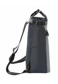 Sac en tissu gris, vertical, avec une poche latérale, une sangle ajustable et une poignée de transport en haut. Texture lisse et détails de construction robustes.