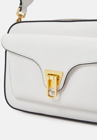 Coccinelle BEAT  - Borsa a tracolla - brillant white