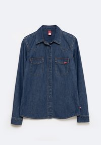 Camisa de denim con un tono azul oscuro, mangas largas, cuello puntiagudo, dos bolsillos en el pecho y costuras en contraste a lo largo de los hombros y el placket.