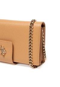 Bolso de mano de cuero marrón claro con una superficie texturizada, cadena dorada y un detalle decorativo del logo en la parte delantera, que presenta una forma rectangular compacta.