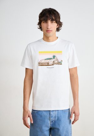 T-shirt bianco in cotone con stampa grafica di un'auto e una figura, bordata da strisce orizzontali pastello in rosa e giallo.