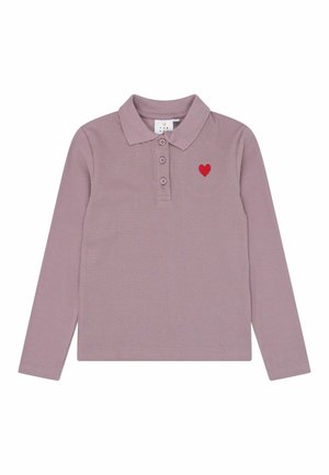 Lilla langærmet polo med tre knapper og et lille rødt hjerte broderet på venstre bryst.