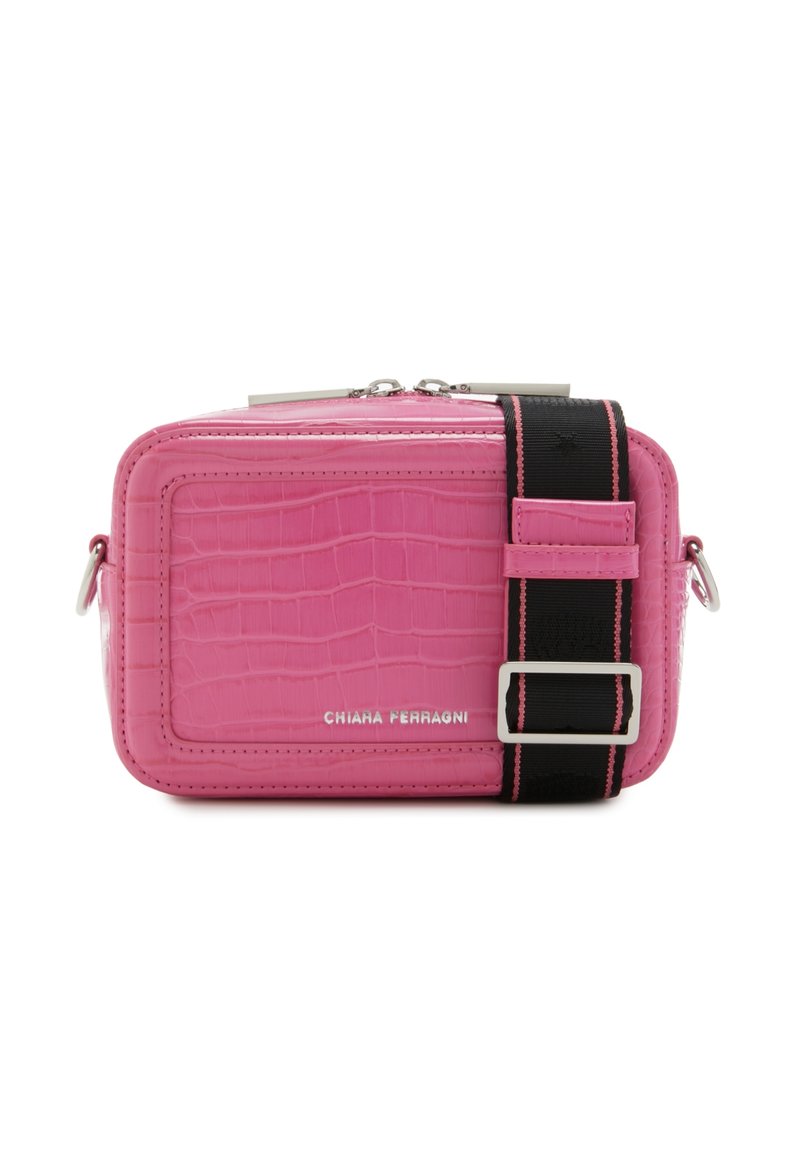 Rosa Handtasche mit Krokodilprägung in rechteckiger Form, silberner Hardware und einem schwarzen Tragegurt mit pinkem Akzent. Reißverschluss oben.