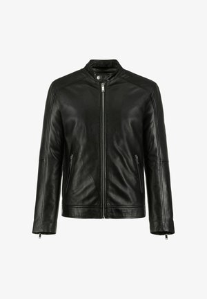 Czarna skórzana kurtka z podniesionym kołnierzem, zamkiem błyskawicznym z przodu oraz dwiema bocznymi kieszeniami z zamkami. Gładka tekstura i dopasowany krój.