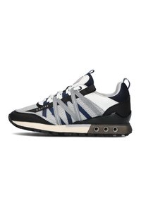 Synthetische sneaker met een grijze mesh bovenkant, marineblauwe accenten, zwarte zool en gelaagd ontwerp. Beschikt over vetersluiting en unieke zijperforaties.