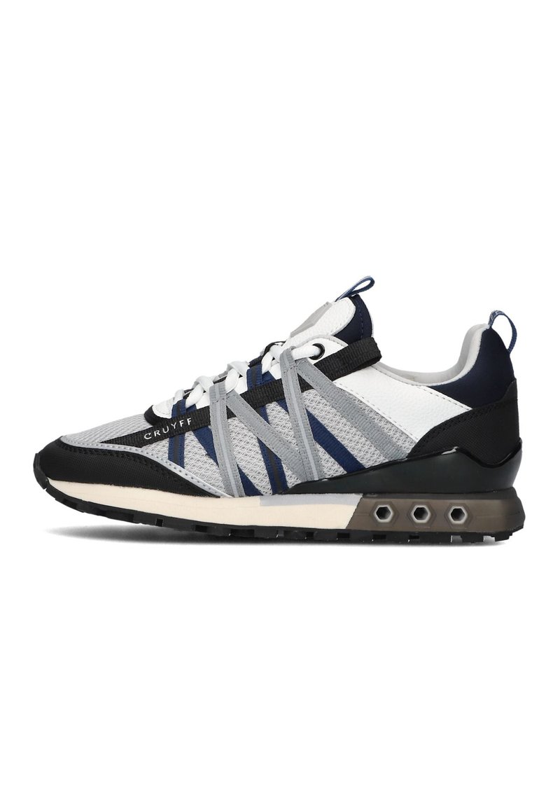 Synthetische sneaker met een grijze mesh bovenkant, marineblauwe accenten, zwarte zool en gelaagd ontwerp. Beschikt over vetersluiting en unieke zijperforaties.