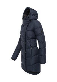 Tumši zils pūkains mētelis ar augstu apkakli un regulējamu kapuci, ar rāvējslēdzēju priekšpusē, elastīgām aprocēm un sānu kabatām. Teksturēts audums.