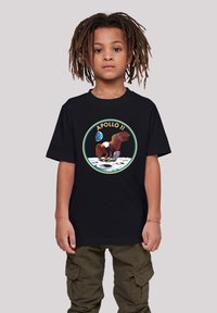 Schwarzes Baumwoll-T-Shirt mit einem Apollo 11-Graphic, das einen Adler, die Erde und Details der Mondoberfläche in lebendigen Farben zeigt. Lockerer Schnitt, kurze Ärmel.