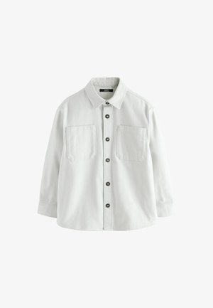 Svetlošedá košeľa na gombíky vyrobená z mäkkej látky, s golierom, dvoma náprsníkovými vreckami a tmavými gombíkmi, s dlhými rukávmi.
