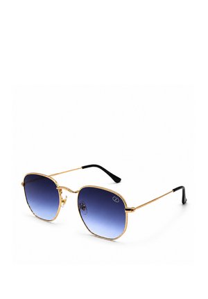 Goldgerahmte Sonnenbrille mit blauen Verlaufsgläsern und schwarzen Bügelenden, schräg auf weißem Hintergrund gezeigt.