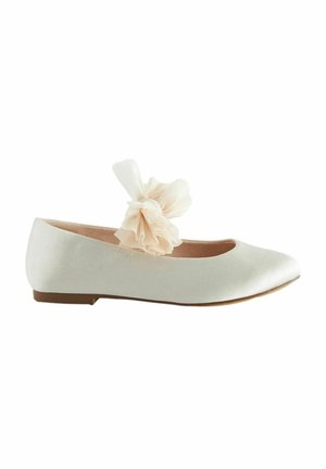 Hvid satin ballet flat med rund tå og dekorativ sløjlignende sløjfe på toppen, med lav brun sål.