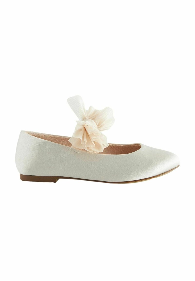 Ballerine plate en satin blanc avec bout rond et nœud décoratif en tissu transparent sur le dessus, dotée d'une semelle basse marron.