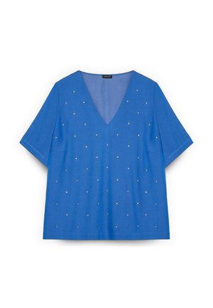 Blaues Kurzarm-V-Ausschnitt-Top mit kleinen silbernen Nieten, die gleichmäßig über die Vorderseite verteilt sind, dargestellt auf weißem Hintergrund.