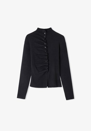 Zwarte lange mouwen cardigan met hoge hals, met een gerimpelde voorkant en zes knopen die aan één zijde doorlopen. Gemaakt van een zachte, rekbare stof.