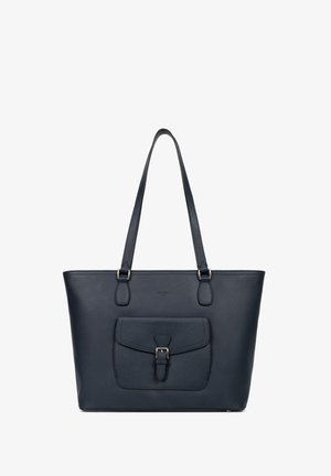 Donkerblauwe leren tas met twee schouderbanden, een voorkantzak en zilverkleurige hardwareaccenten, met een gladde textuur en strakke lijnen.