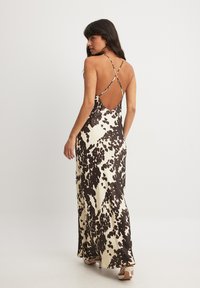 NA-KD SLIP - Maxikleid - cow print
