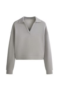 Pull gris clair à manches longues avec un col large et une ouverture en V, présentant une texture subtilement côtelée et une coupe décontractée.
