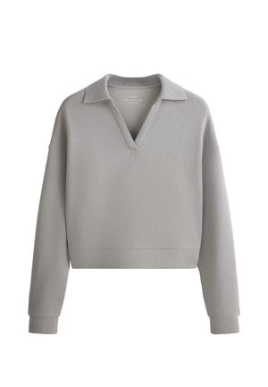 Dugorukih svijetlosivi pulover sa širokim ovratnikom i V-izrezom, s suptilnom rebrastom teksturom i opuštenim krojem.