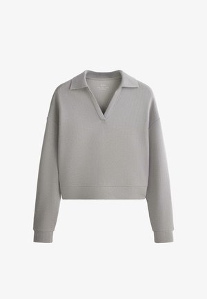 Dugorukih svijetlosivi pulover sa širokim ovratnikom i V-izrezom, s suptilnom rebrastom teksturom i opuštenim krojem.