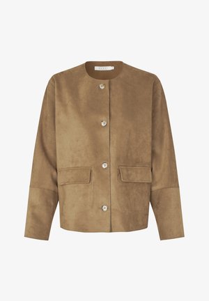 Chaqueta de ante marrón con cuello redondo, botones delanteros y dos bolsillos parche. Presenta una textura suave y un ajuste relajado.