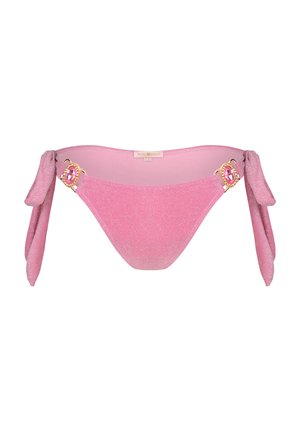 Roze bikini bottom met een glanzende textuur, zijstrikjes en decoratieve gouden hardware met een roze edelsteenaccent. Glad materiaal en minimalistisch ontwerp.