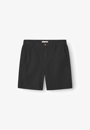 Pantalones cortos negros realizados en tela suave, con cintura elástica, bolsillos delanteros y cierre con un solo botón, con un corte clásico.