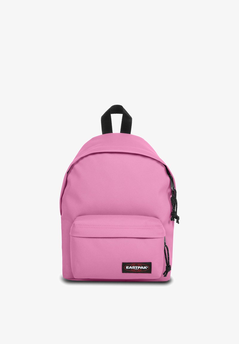 Roze Eastpak-rugzak met een voorvak, zwarte rits en lusgreep. Voorzien van gladde stof en een afgeronde vorm.