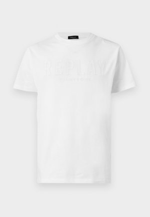 Wit T-shirt met korte mouwen en ronde hals, met een geperst "REPLAY EIGHTY ONE"-tekst op de voorkant en een zwart merklabél bij de halslijn.