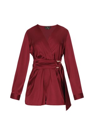Blouse en satin bordeaux avec manches longues, détail de taille ceinturée, décolleté en V profond et coupe légèrement décontractée ; texture lisse et drapé élégant.