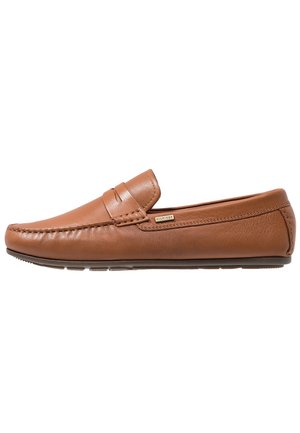 Brune læder loafers med en syet detalje på vampen, glat finish, afrundet tå og en gummisål. Subtilt mærkeaccent synligt.