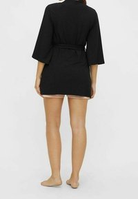 Svart lättviktsrobe med trekvartslånga ärmar och knytning i midjan, med en mjuk textur och längd mitt på låret.