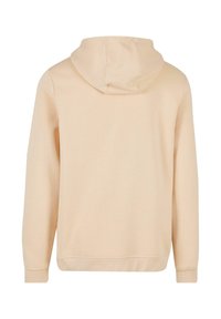 Hættetrøje i lys beige med lange ærmer, en kengurutaske og en blød tekstur. Simpelt design uden ekstra detaljer.