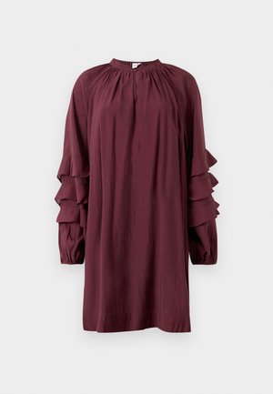 Bordeaux jurk met een hoge halslijn, lange mouwen met laagjes ruches en een losse, rechte snit. Gemaakt van lichtgewicht stof.