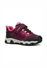 Sneaker viola e rosa con una fascia in velcro, dettagli neri, tessuto testurizzato e una suola in gomma bianca e nera con un motivo robusto.