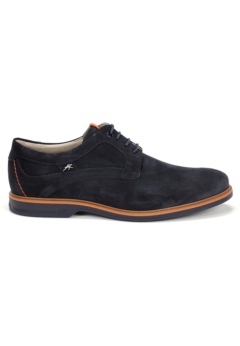 Chaussure en daim marine avec un design à lacets, des accents en maille et une semelle en caoutchouc. Présente des coutures orange contrastantes et un discret détail de logo.