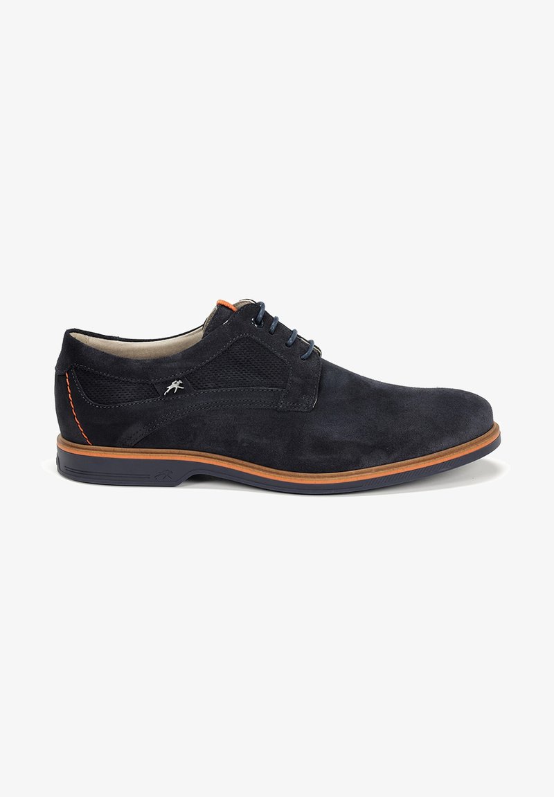 Chaussure en daim marine avec un design à lacets, des accents en maille et une semelle en caoutchouc. Présente des coutures orange contrastantes et un discret détail de logo.