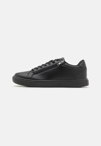 Schwarze Sneaker aus glattem synthetischem Material, mit perforierten Details, einer runden Zehenpartie und einem seitlichen Reißverschluss für einfachen Zugang.