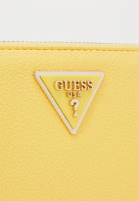 Guess LAUREL LARGE ZIP AROUND - Carteira - lemon