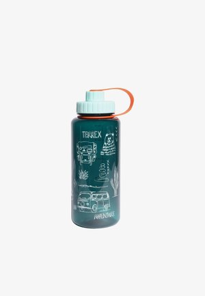 Plastikust veepudel tumedas türkiissinis, hele türkiissinine keeratava korgi ja oranži silikoonrihmaga. Peal on valged joonised: karu, van ja taimed.